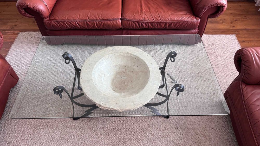 stolik z grubego szkła i elementem ozdobnym w postaci misy z trawerynu