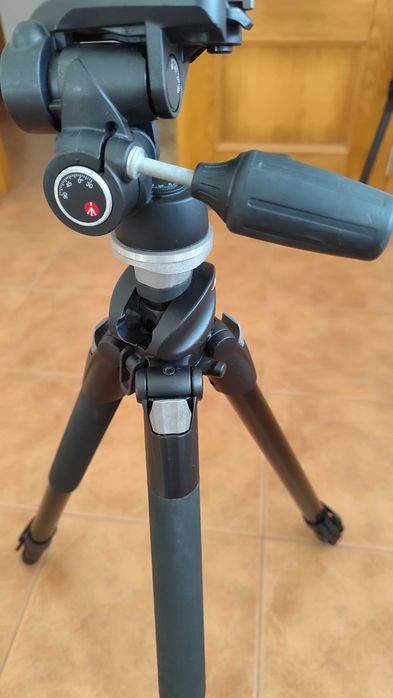 Tripé Manfrotto 3 secções em aluminio + Cabeça