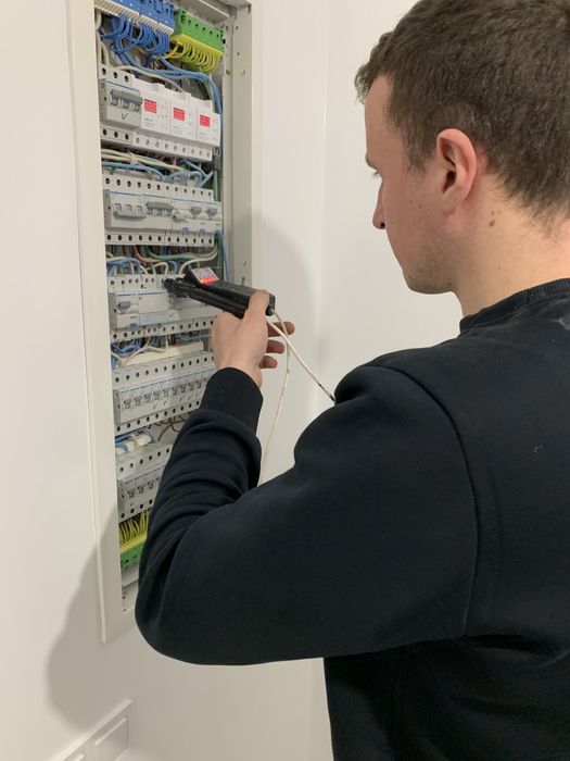 Електрик Гатне заміна проводки виклик аварійного майстра