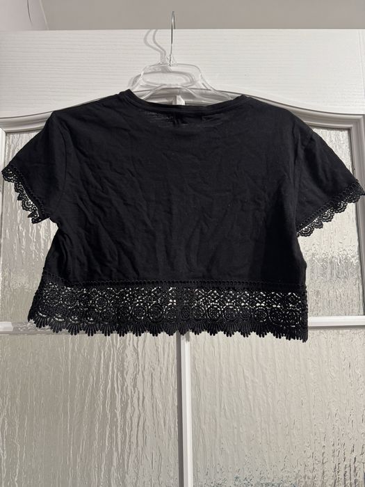 Czarny crop top z koronką