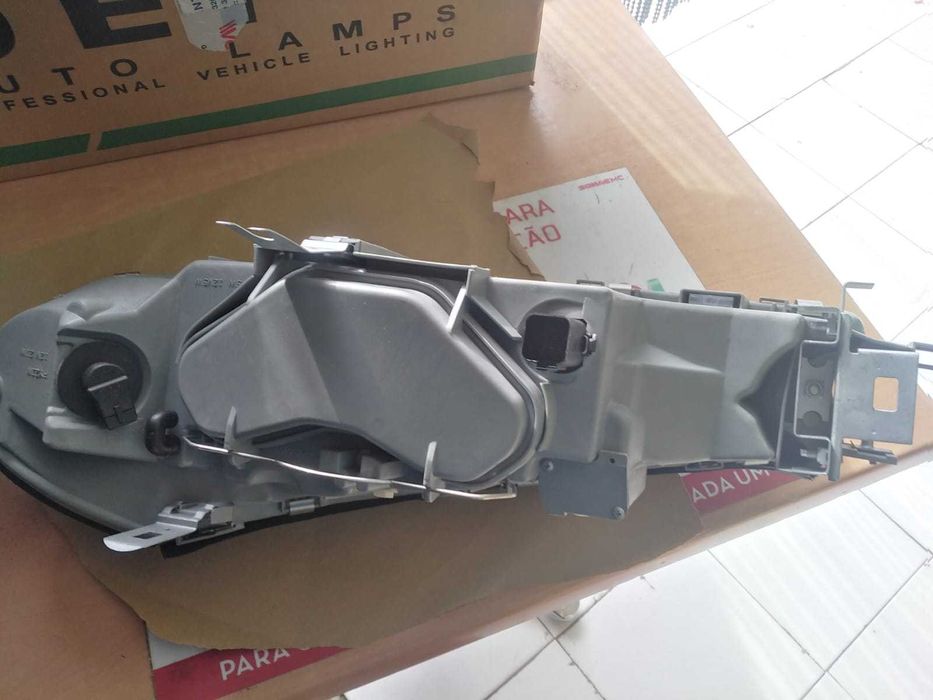 Farol Direito Ford Mondeo de 1996 Novo
