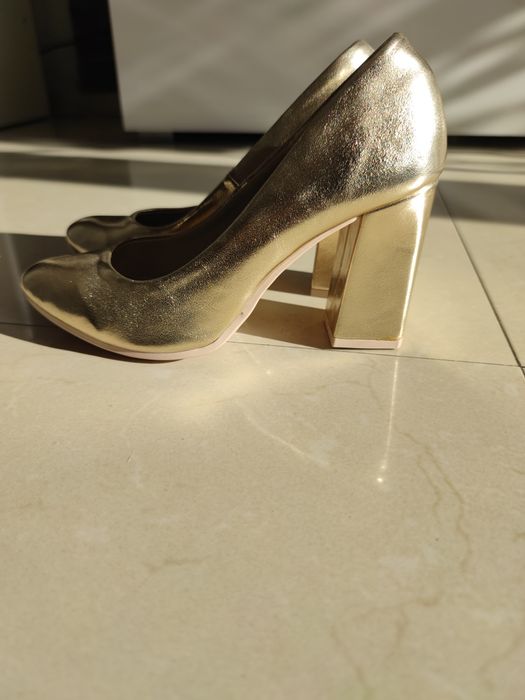 Buty złote szpilki
