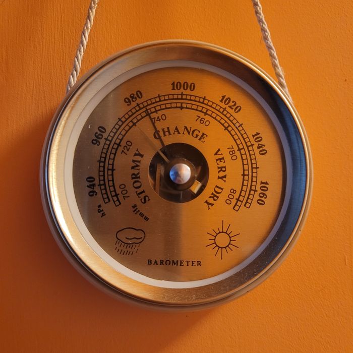 Barometr analogowy wiszący