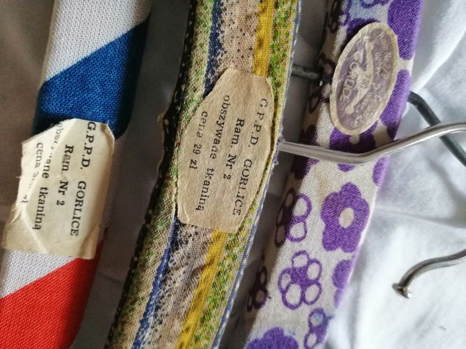 Stare wieszaki z Gorlic obszywane