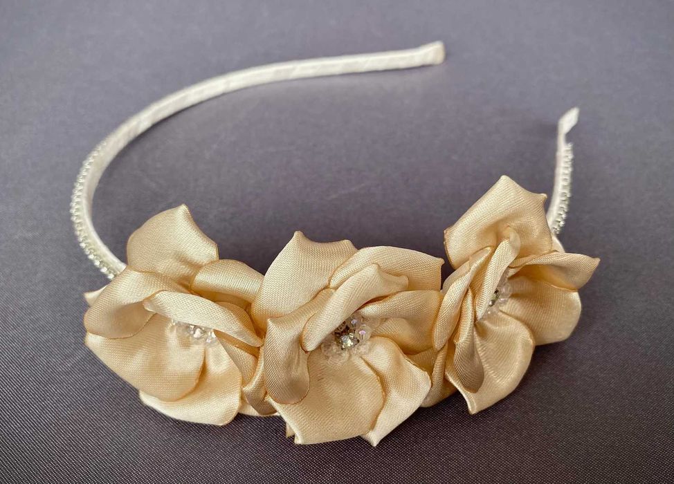 Tiara/Bandolete bordada à mão – peça exclusiva