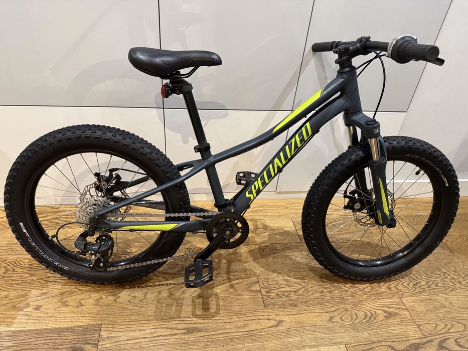 Specialized Riprock 20 – rower dziecięcy z szerokimi oponami FAT