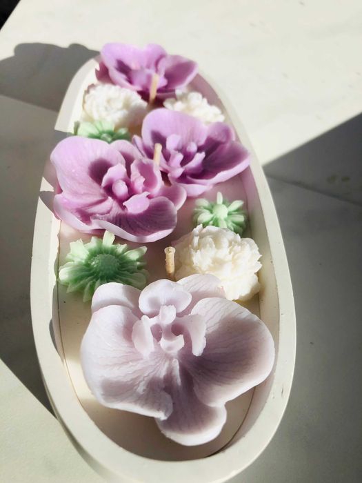 Świeca świeczka w owalnym dużym pojemniku kwiaty