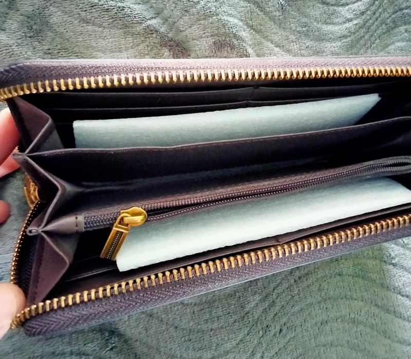 Piękny skórzany portfel damski