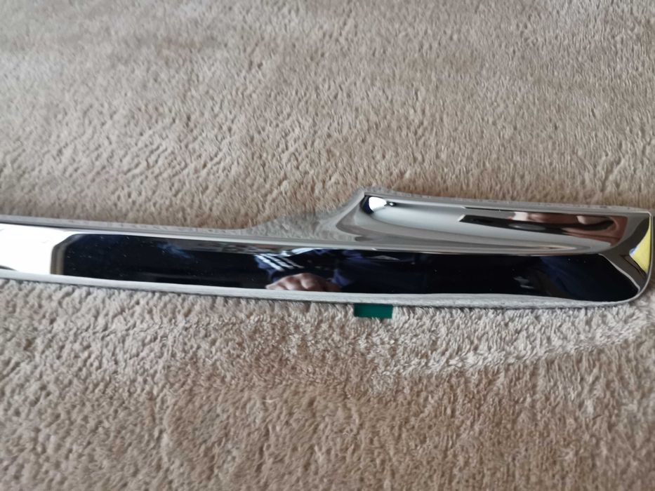 Накладка кришки багажника Toyota Lexus lx570 (76801-60130 / GD0424AE)