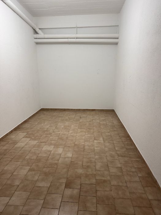 Alugo Box /garagem zona e predio premium de Massama