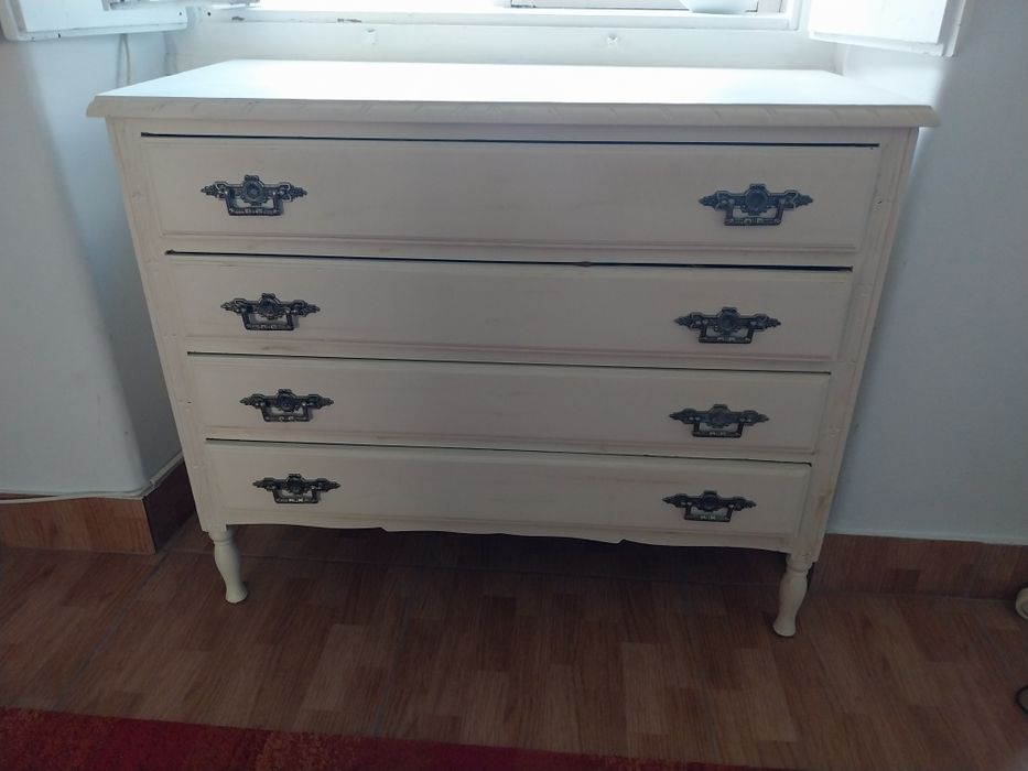Cómoda  pintada de branco sujo,   com 4 gavetas.