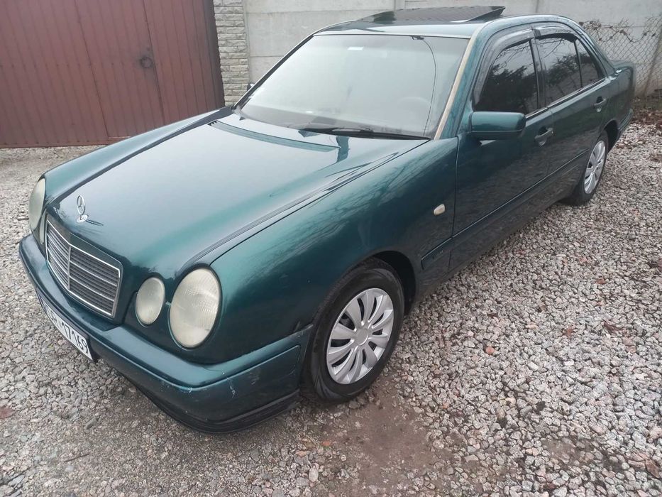 Mercedes-Benz E 210 2.0D