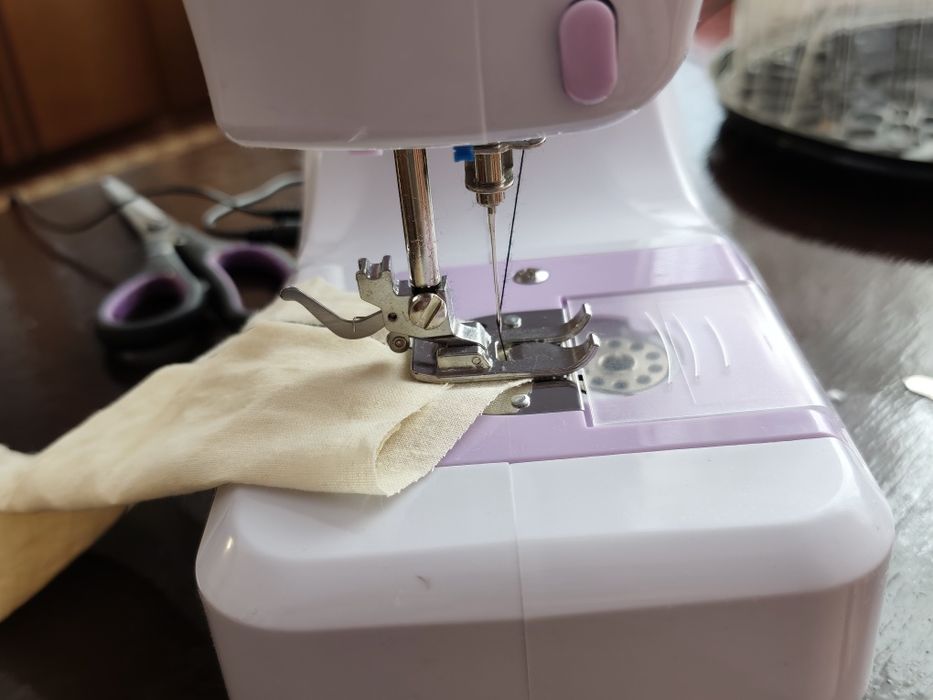Продам електричну швейну машинку.