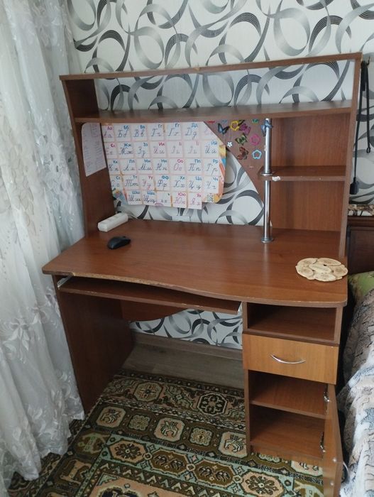 Продам стол письменный .