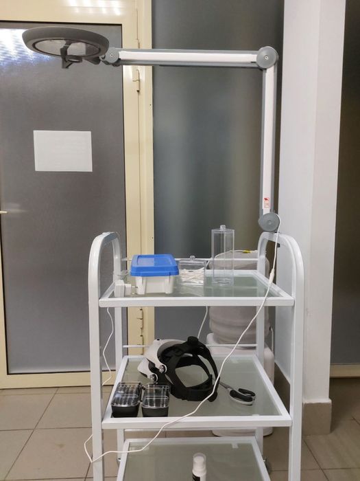 Професійний столик з лампою