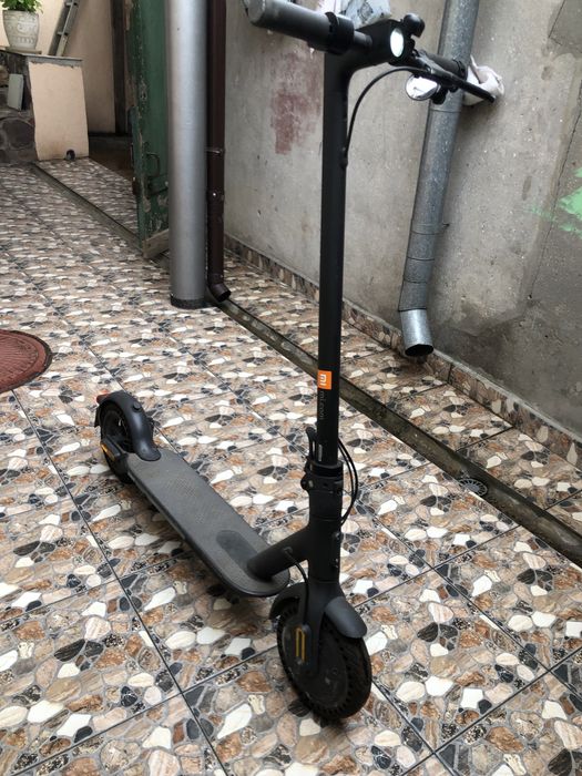 Продам самокат Xiaomi Mi Electric Scooter Essential