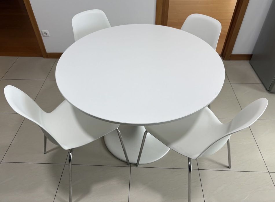 Conjunto Mesa IKEA Docksta + 4 Cadeiras Lidås (Como Novo)