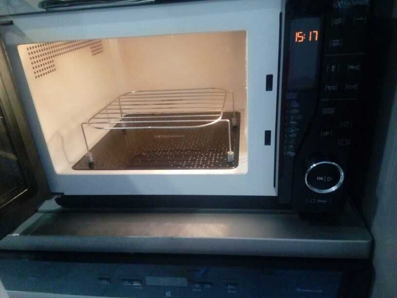 Micro-ondas  preto Brilhante. hotpoin " Promoção"t