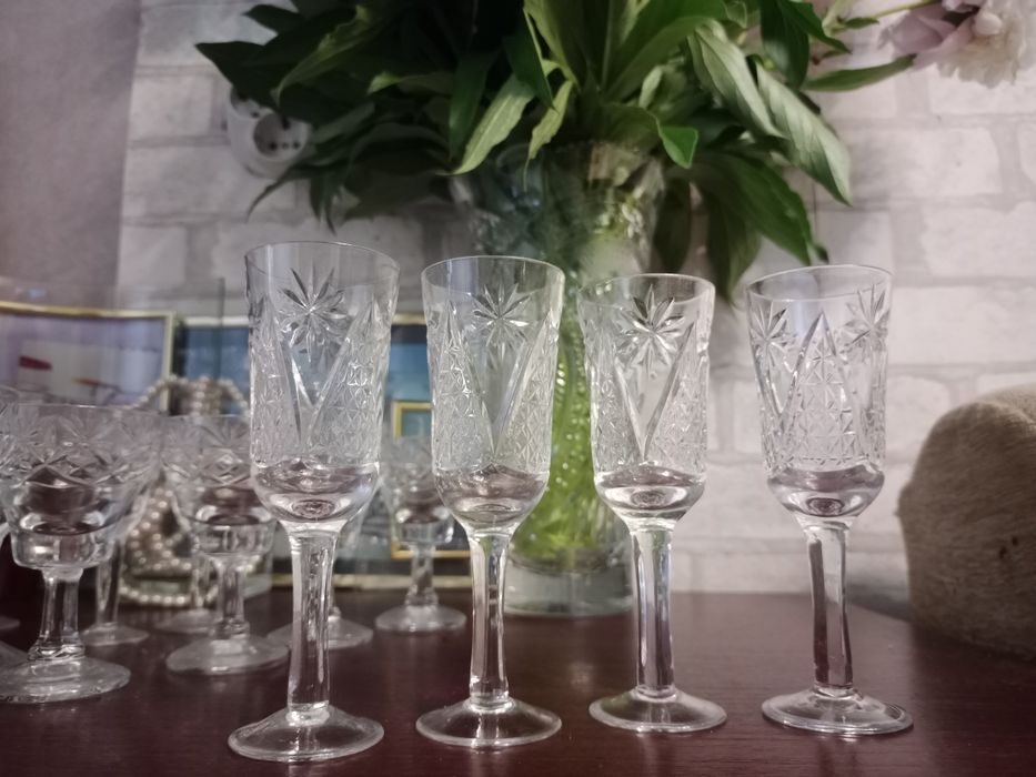 Кришталеві вишукані рюмки, чарочки