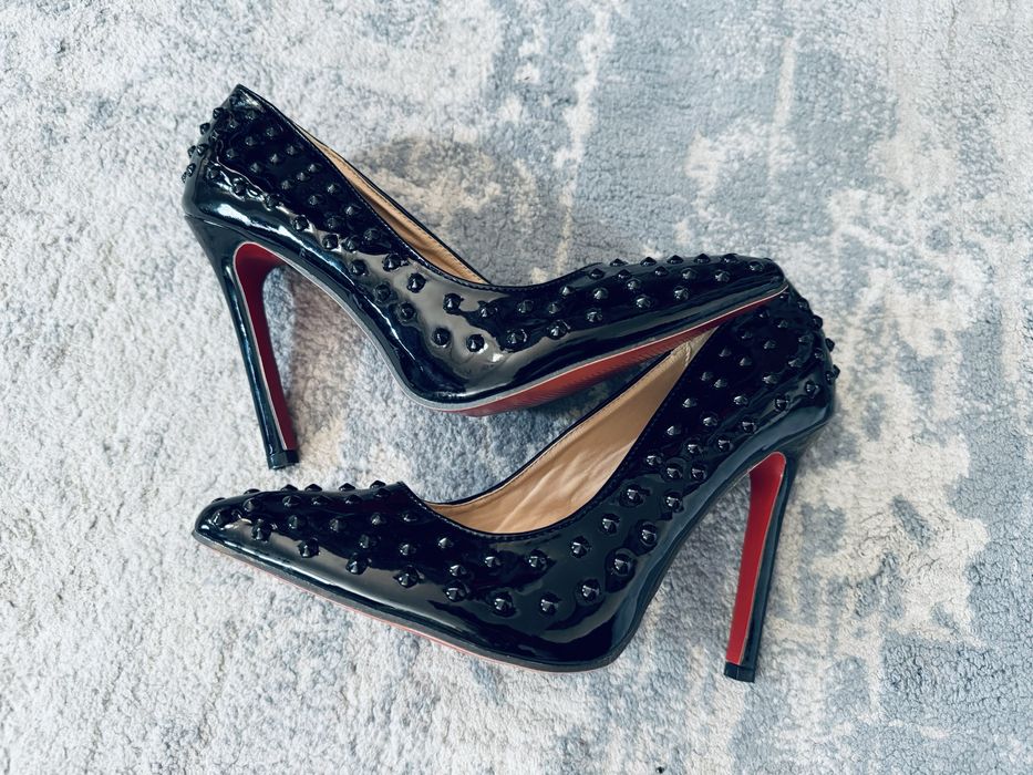 Czarne kolce szpilki czerwona podeszwa