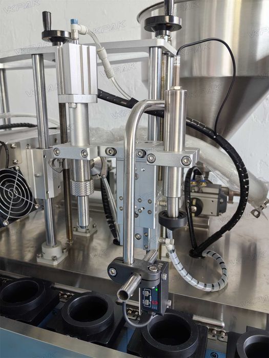 Máquina de enchimento e selagem de tubos plásticos para cosméticos