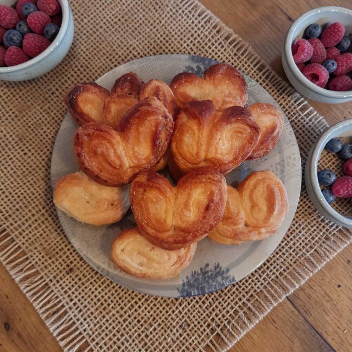 Ciasteczka uszka, serca z cukrem.