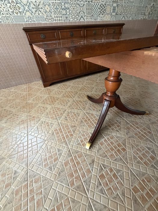 Conjunto Sala de Jantar Clássica em Madeira: Mesa Oval Extensível + Aparador Grande