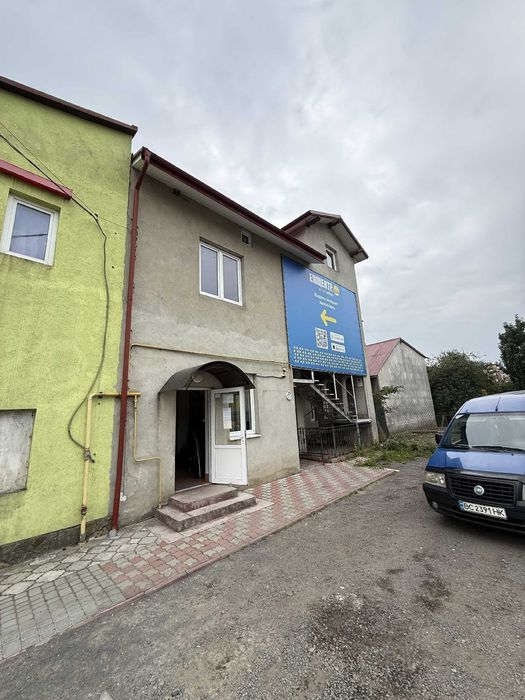 Продаж комерційного приміщення Мостиська + дві квартири центр