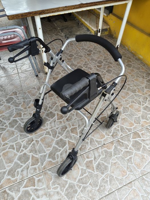 Andador de Rodas Com Assento