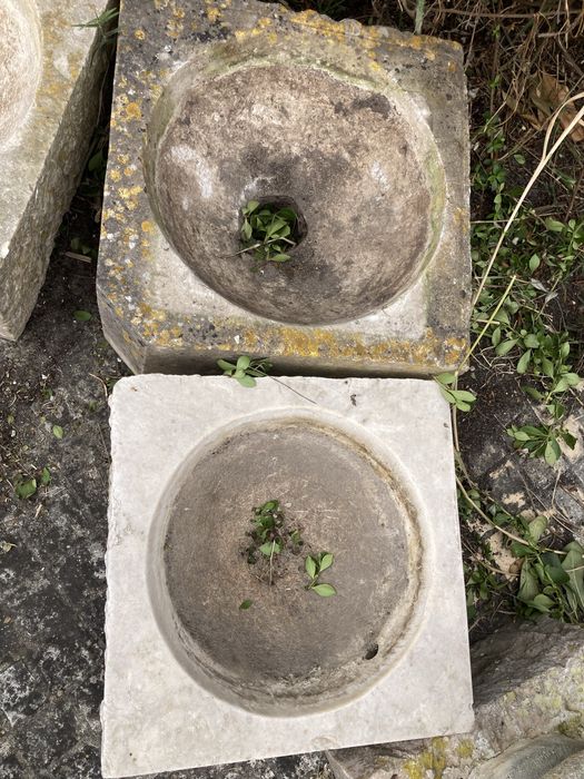 Pias em pedra antigas em bom estado
