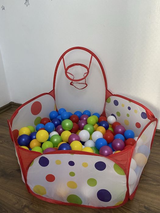 Басейн з кульками