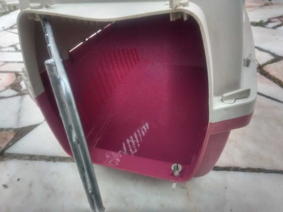 Transportadora de animais - plástico e metal.