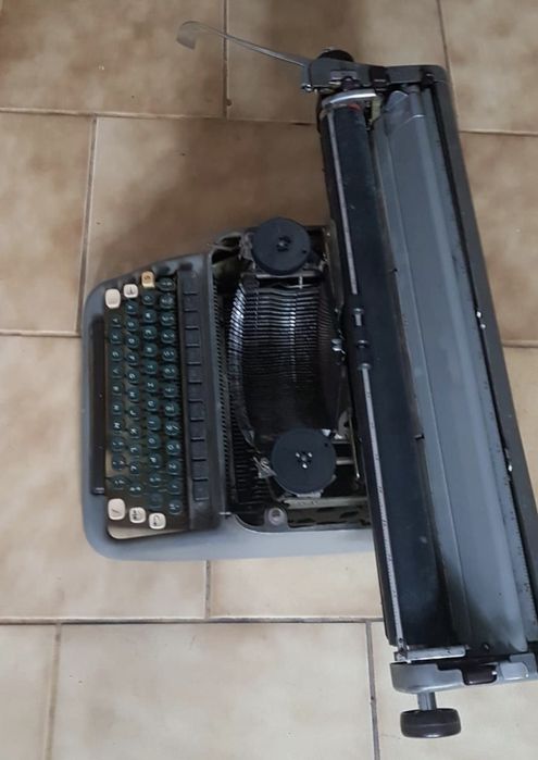 Maszyna do pisania z długim wałkiem