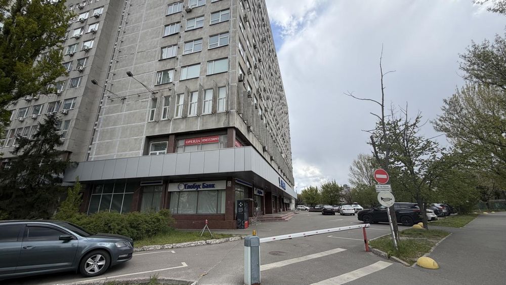 Оренда паркомісць на вул. Євгена Сверстюка,23