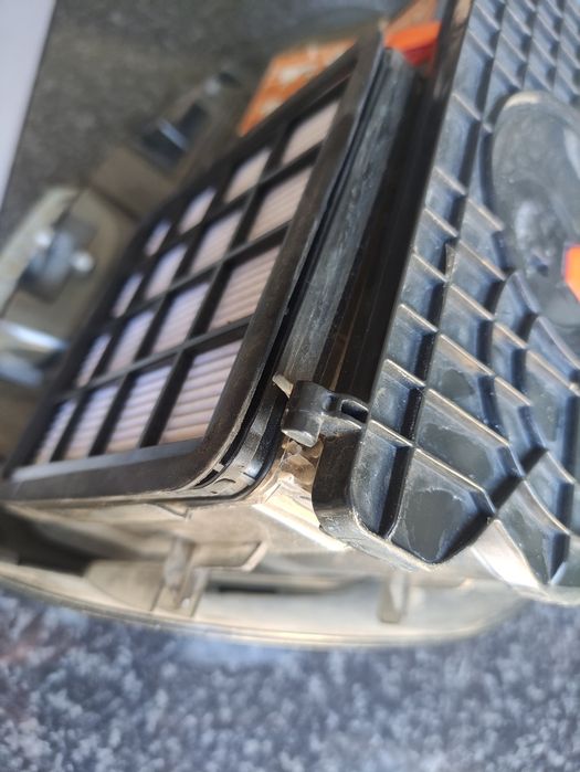 Aspirador AEG sem saco

Defeito: partida "dobradiça" do depósito, mas