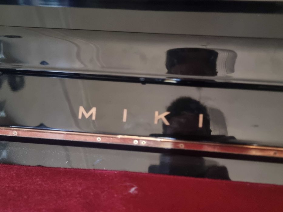 Piano acústico vertical da Miki