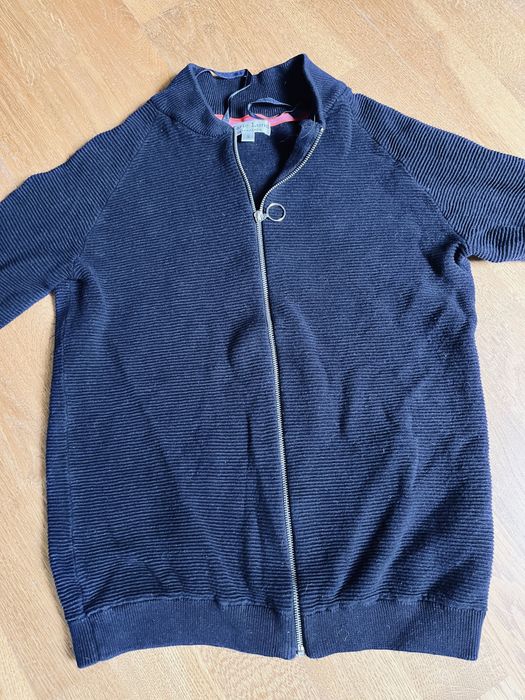 Bleser, sweterek Marie Lund. Na zamek. Dopasowany.