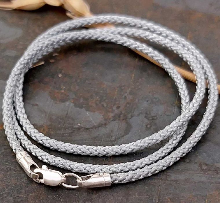 Шовковий шнурок із срібною застібкою