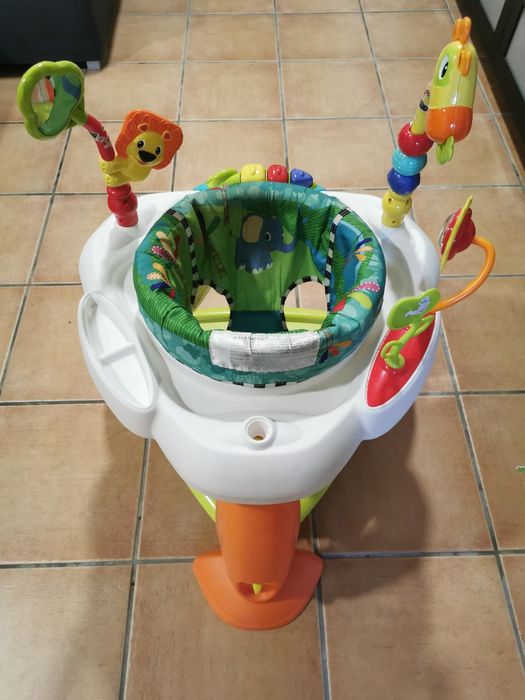 Saltador e Mesa de actividades Bright Starts