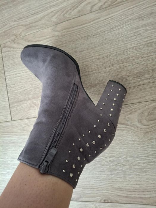 Szare ocieplane botki 40 zamsz ćwieki słupek klocek jesień zima