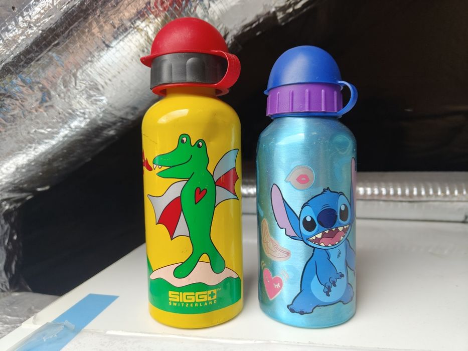 Dwa dziecięce termosy bidony