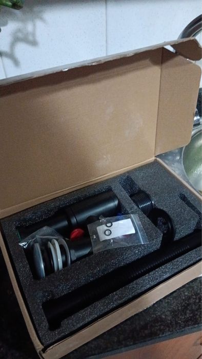 Sifão para lavatório preto.