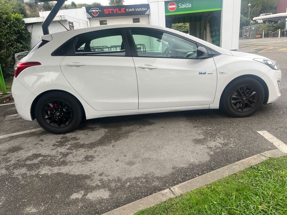 Hyundai i30 blue drive