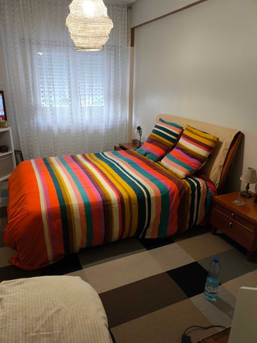 vendo cama (1,40x2,00) com duas mesas de cabeceira. bom estado.