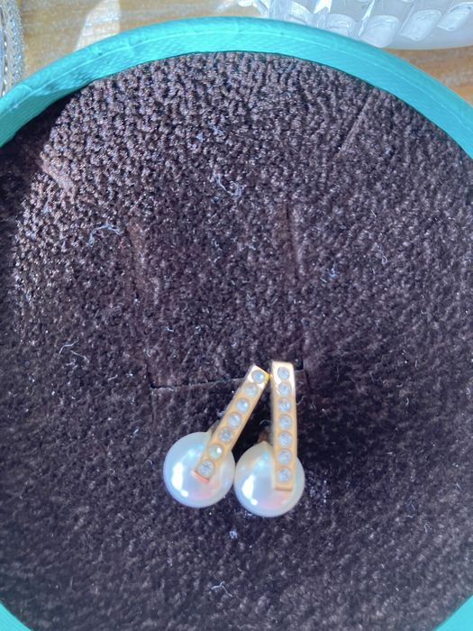 Brincos de senhora com perolas e pedraa