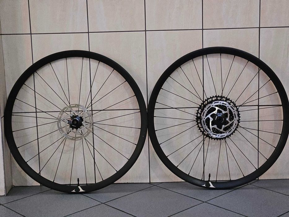 Koła rowerowe Specialized 700c (28") + tarcze + kaseta 12s