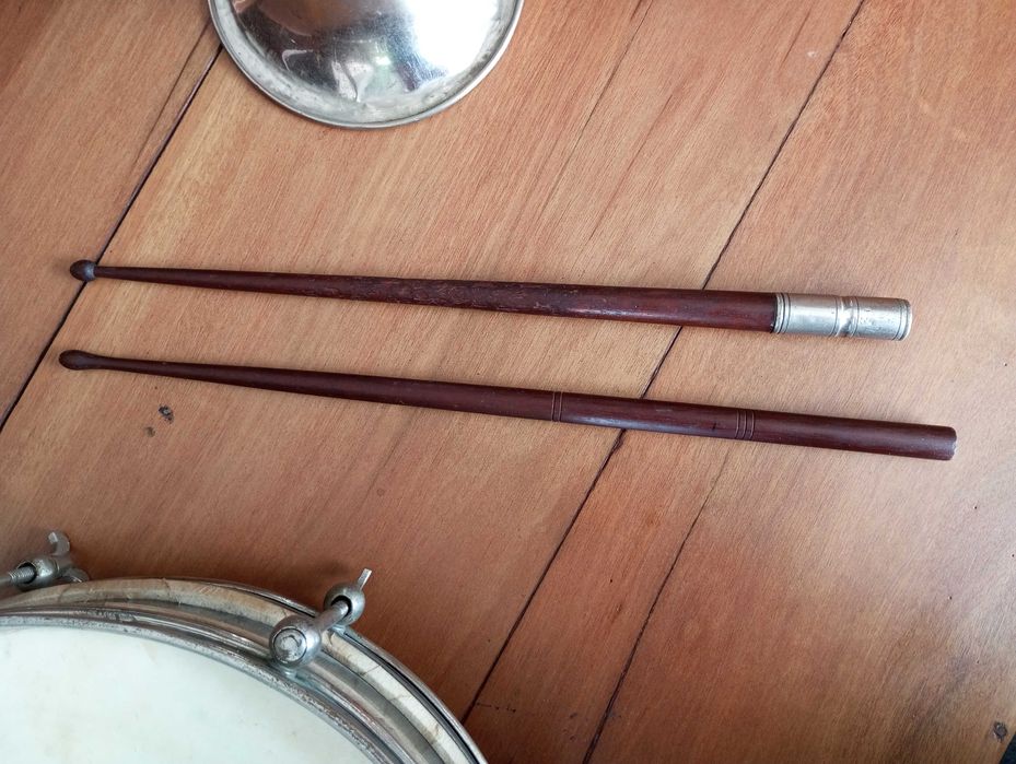 Antigo tambor baquetas e duas cornetas Mocidade Portuguesa