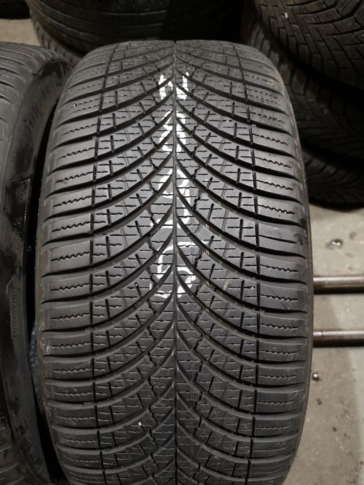 Opony wielosezonowe 215/40/18 Goodyear 2szt 7mm 2021r
