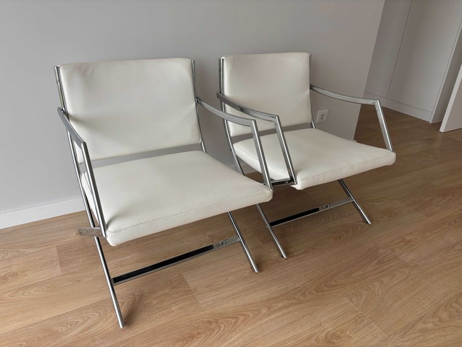 Cadeiras brancas, muito elegantes!!!