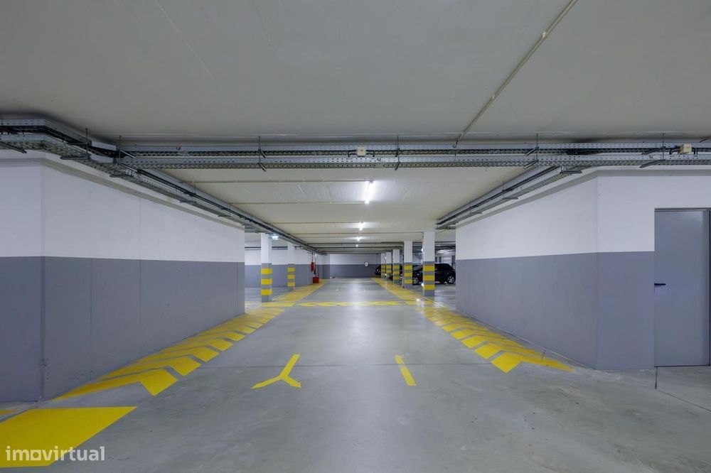 T2 Seminovo Com Varanda, Suíte E Garagem | Ramalde, Porto
